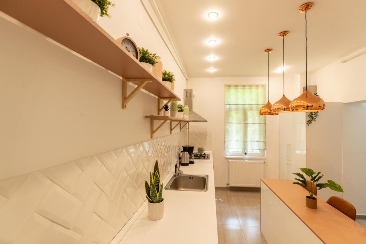Ideal Stay: Spacious 2Br Apt Near Calea Victoriei Bukares Bagian luar foto