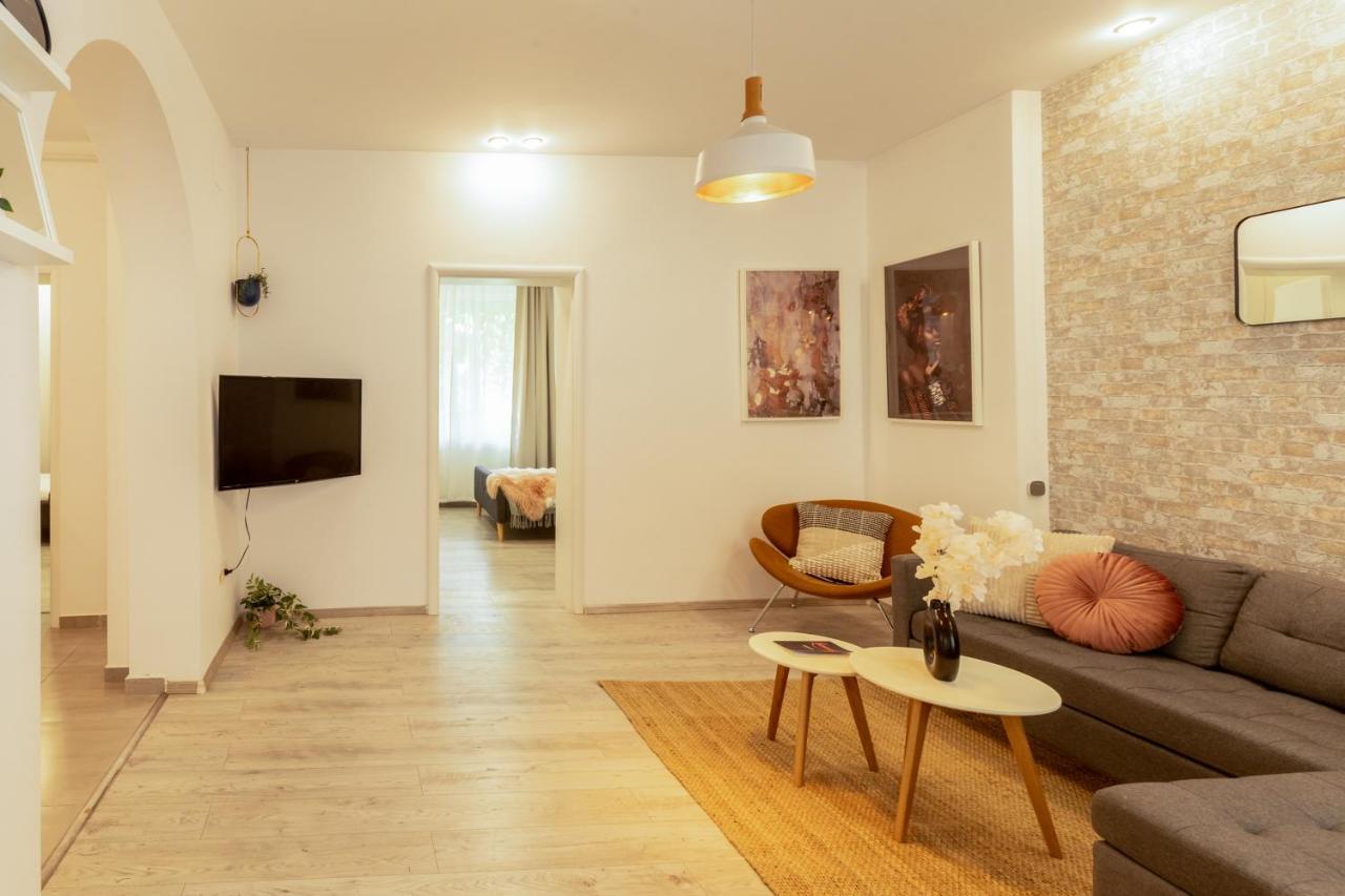 Ideal Stay: Spacious 2Br Apt Near Calea Victoriei Bukares Bagian luar foto