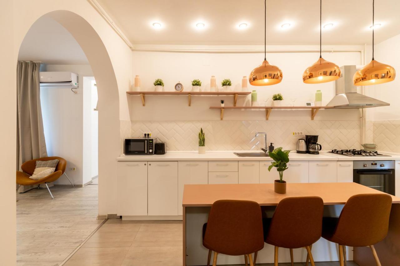Ideal Stay: Spacious 2Br Apt Near Calea Victoriei Bukares Bagian luar foto